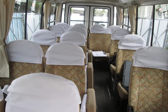 マイクロバスの車内