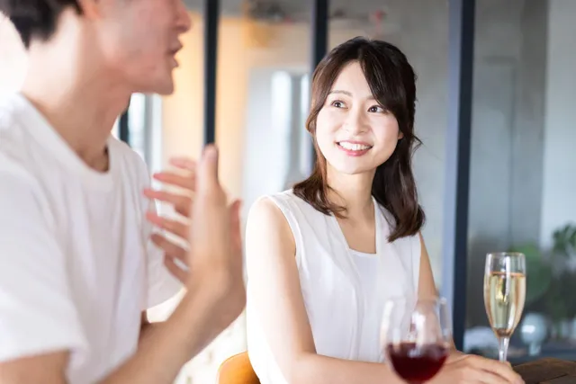 婚活イベントで男性と話す女性