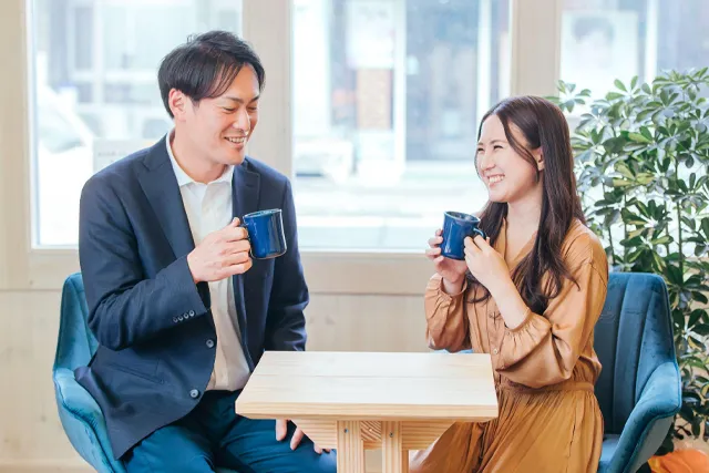 コーヒーを飲みながら会話する男女