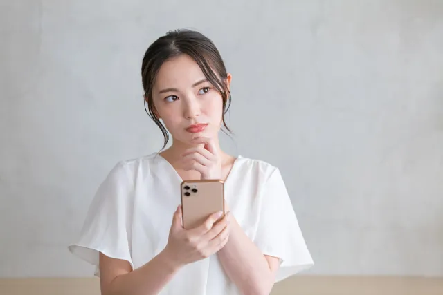 悩む女性