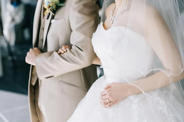 結婚式を挙げる新郎新婦