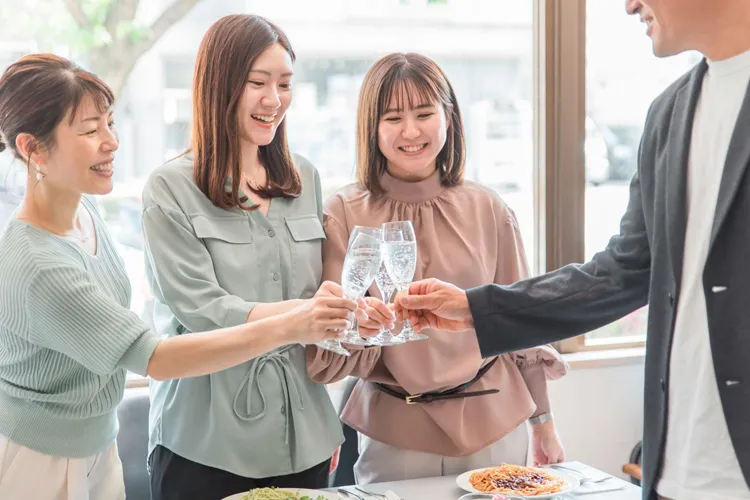 婚活パーティーに参加する女性達