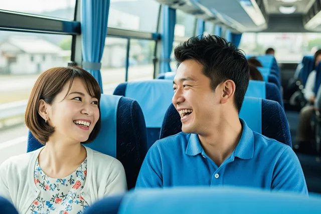 バスの車内で楽しそうに話す男女