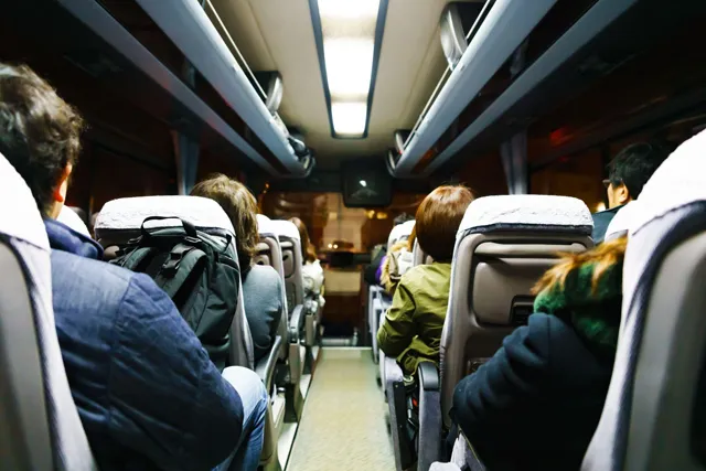 移動中のバスの車内