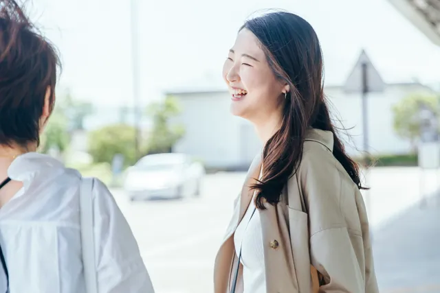 解散場所でバスから降りた女性