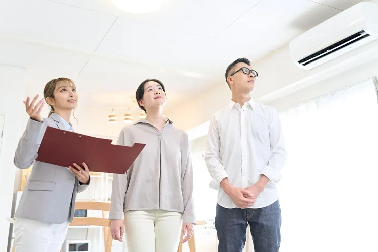 物件の内覧をする夫婦