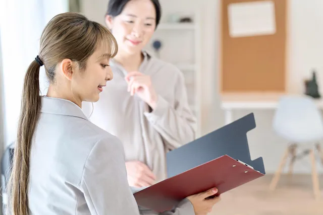 物件の説明をする担当者