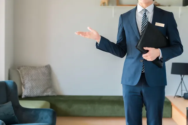 物件を紹介する担当者