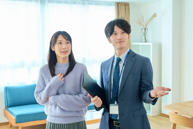 物件の説明をする不動産営業マン