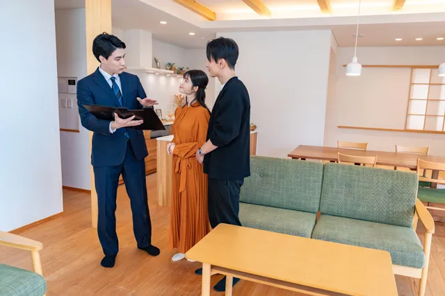 物件の説明を受ける夫婦