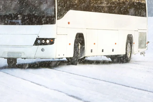 雪道を走る貸切バス