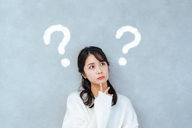 考える女性