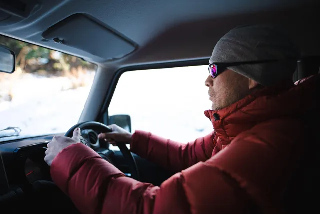 雪道を運転するドライバー