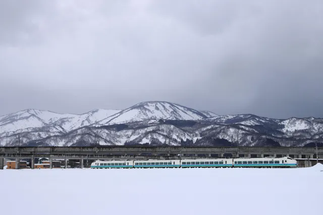 雪の中を走る電車