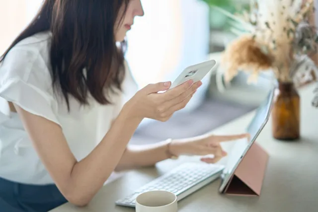 ネットで合宿先を検索する女性