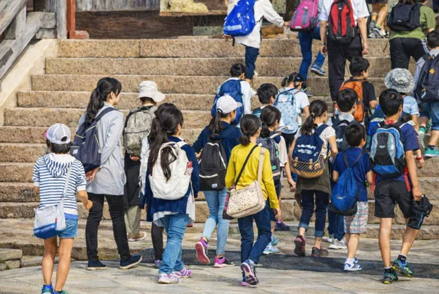 遠足を楽しむ小学生の集団