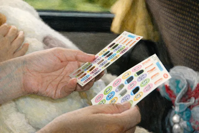 車内で番号シールを持つ手元の写実的な色鉛筆スケッチ