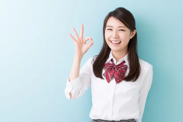 OKマークをする女子高生
