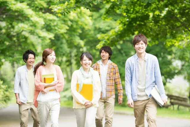 大学へ向かう大学生のグループ