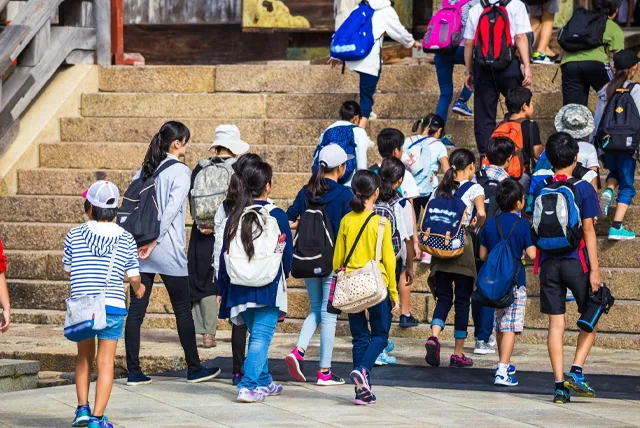 修学旅行で移動する小学生