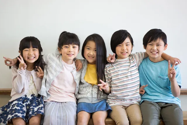 5人の小学生の記念写真