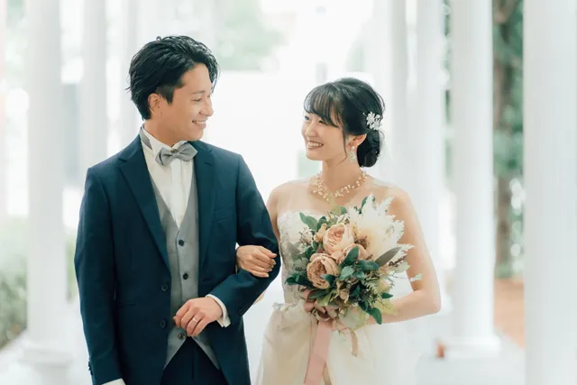 チャペルへ向かう新郎新婦