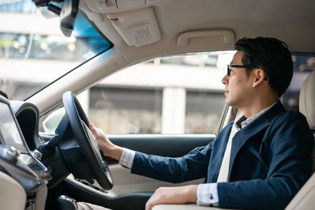 自家用車で忘年会へ向かう社員