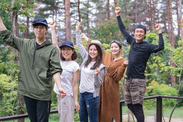 忘年会旅行へ行く5人組