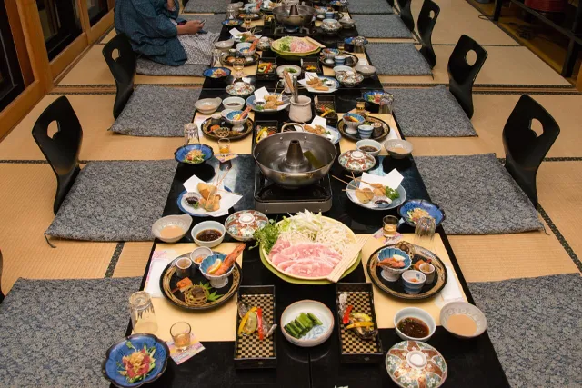 旅館に用意された豪華な夕食