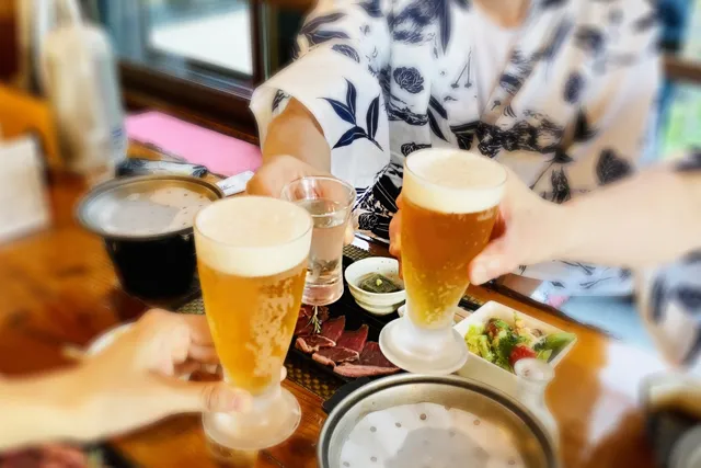 浴衣姿でビールで乾杯