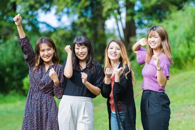 旅行を楽しむ4人の女性